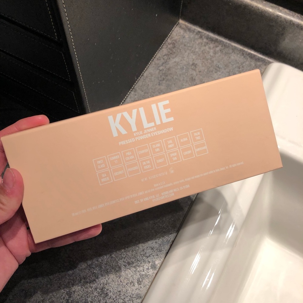 Kylie Cosmetics: Take Me On Vacation Palette - Picture 3 of 3